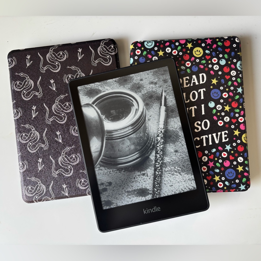 Kindle Paperwhite 11th Gen & Two Cases